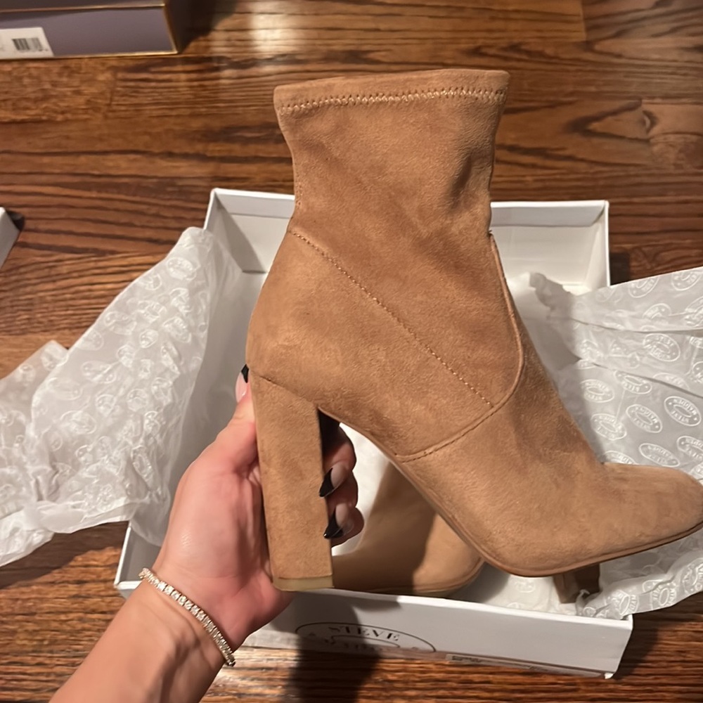 Great condition worn once Steve Madden camel suede ankle boots 6.5